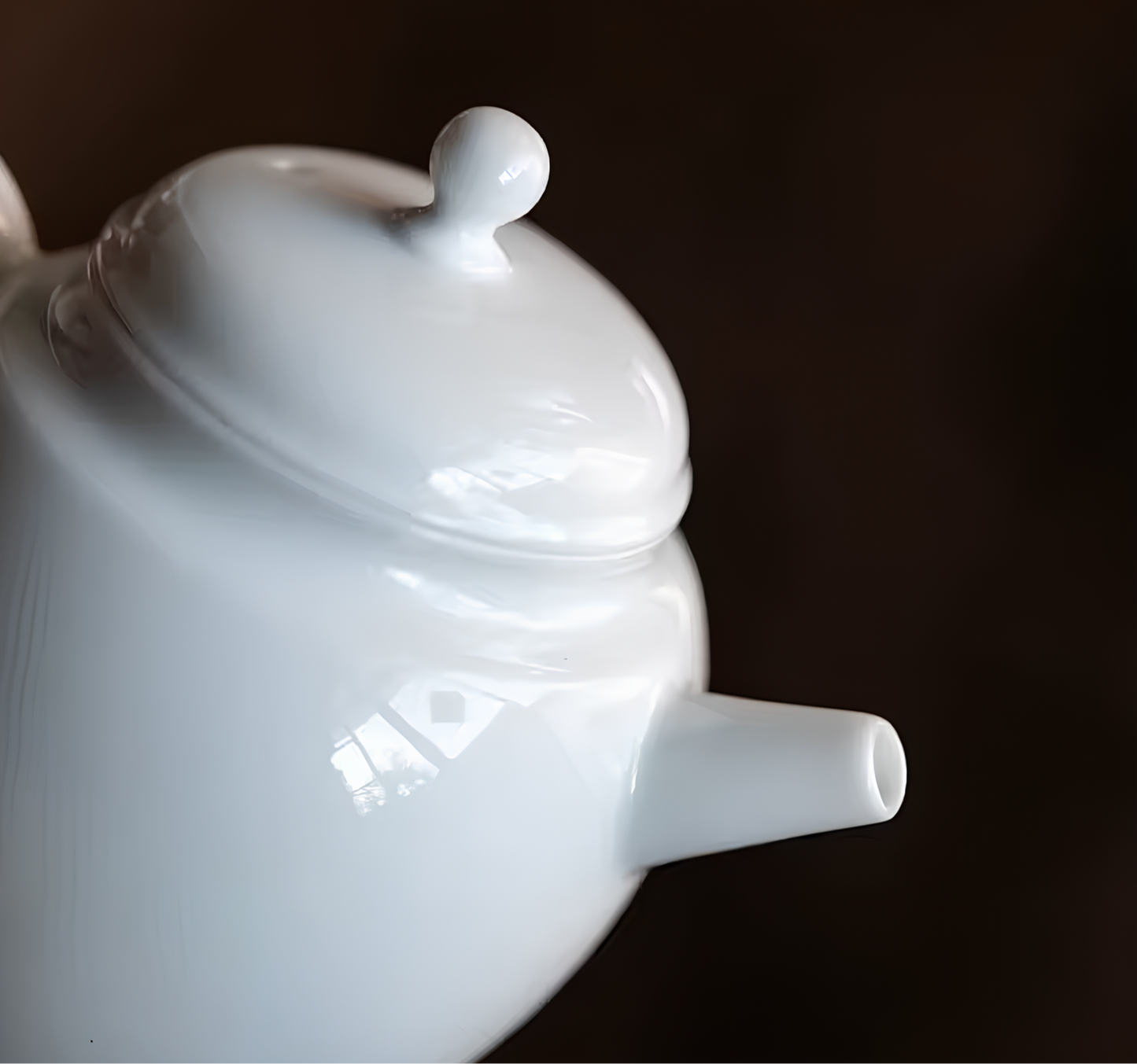 Biały czajnik porcelanowy z cienką wylewką