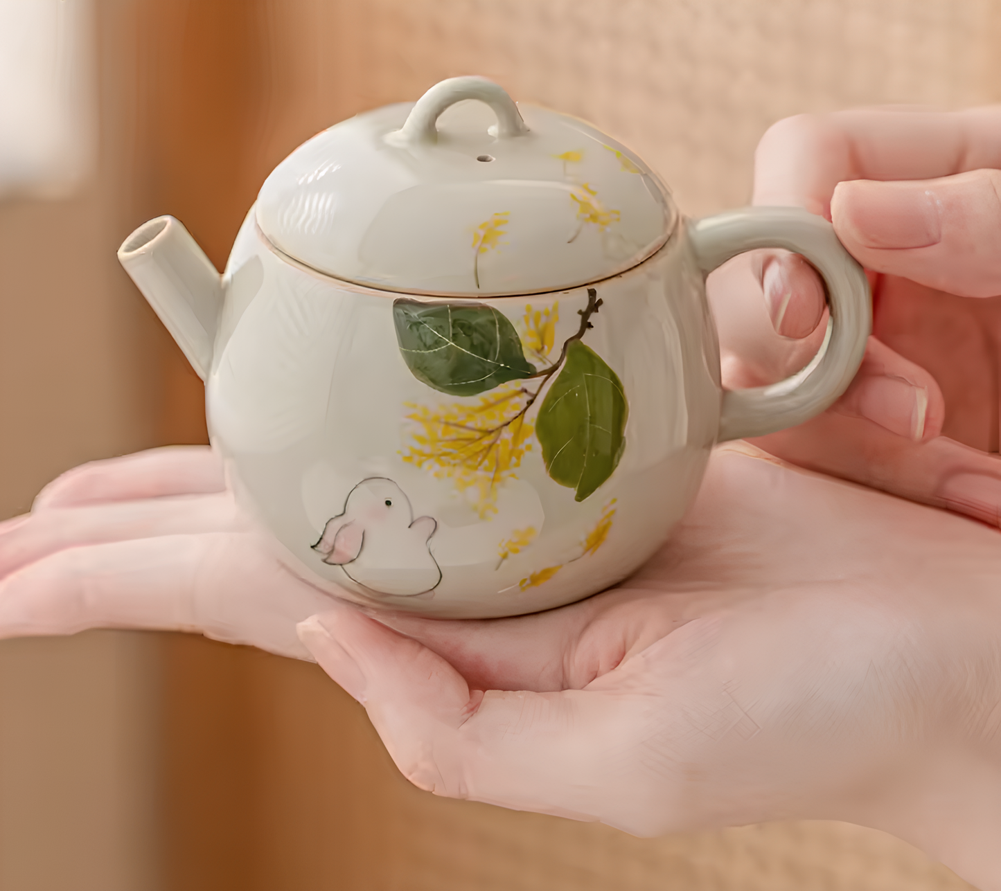 Ceramiczny czajniczek z motywem królika