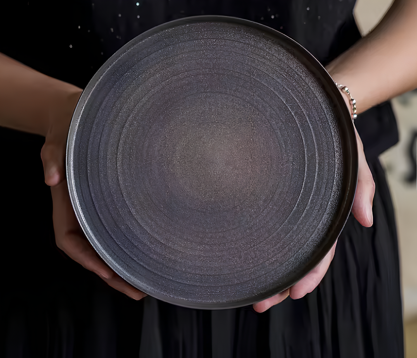 Okrągły ceramiczny podstawek z żelazistą glazurą