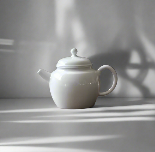 Biały czajnik porcelanowy z cienką wylewką