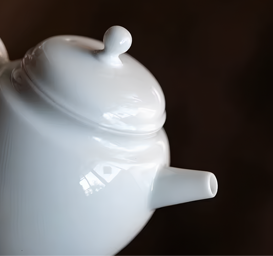 Biały czajnik porcelanowy z cienką wylewką