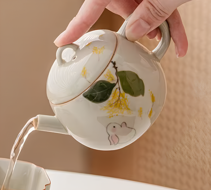 Ceramiczny czajniczek z motywem królika