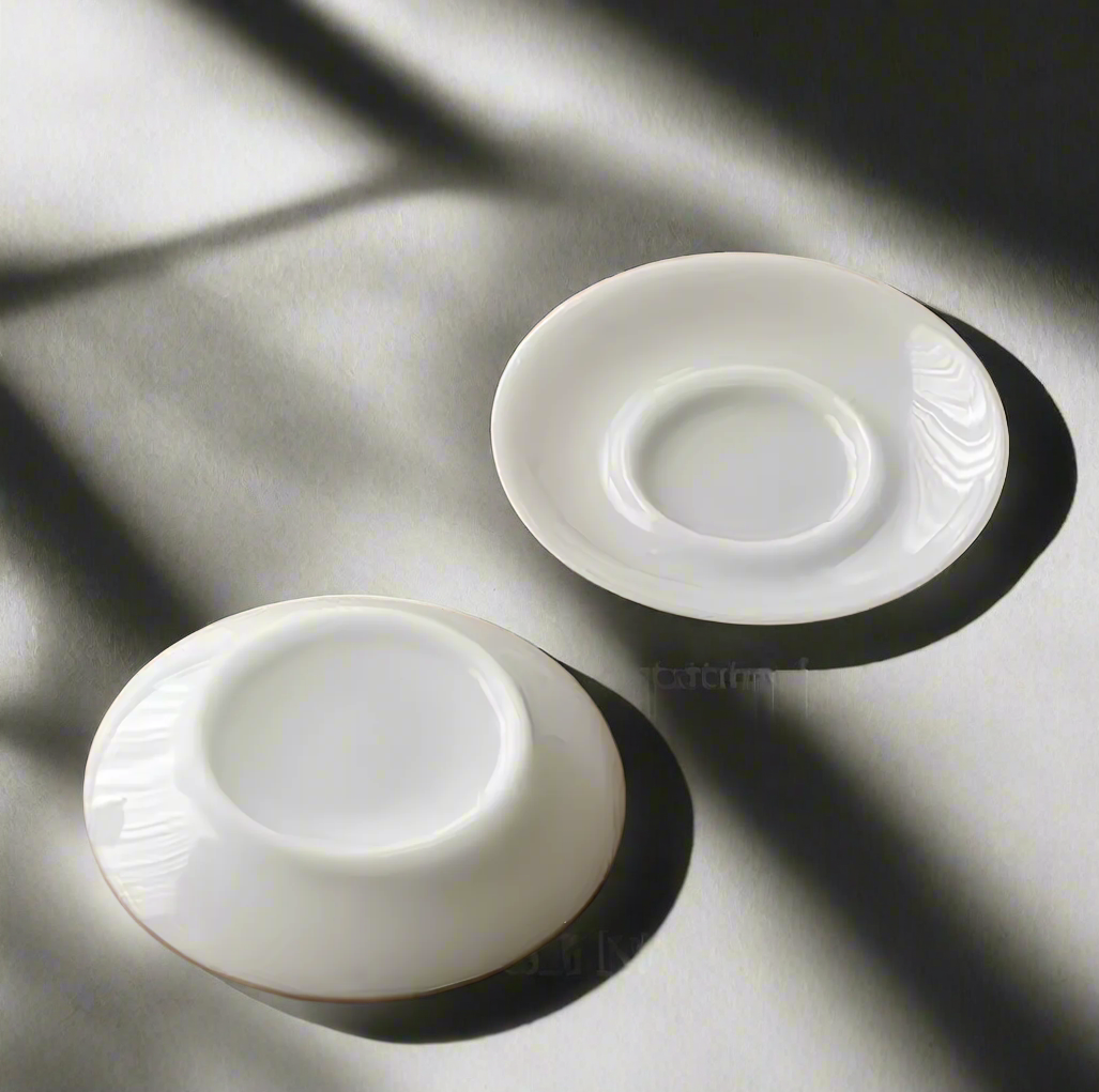 Biała porcelanowa podstawka