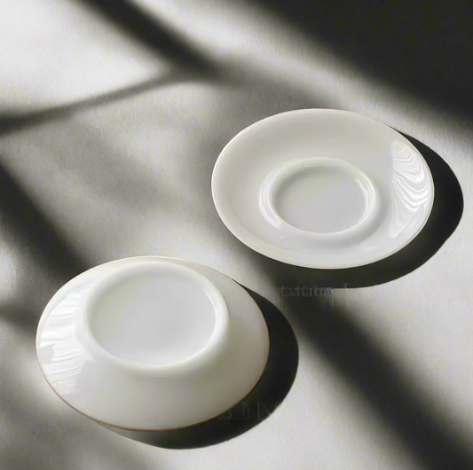 Biała porcelanowa podstawka