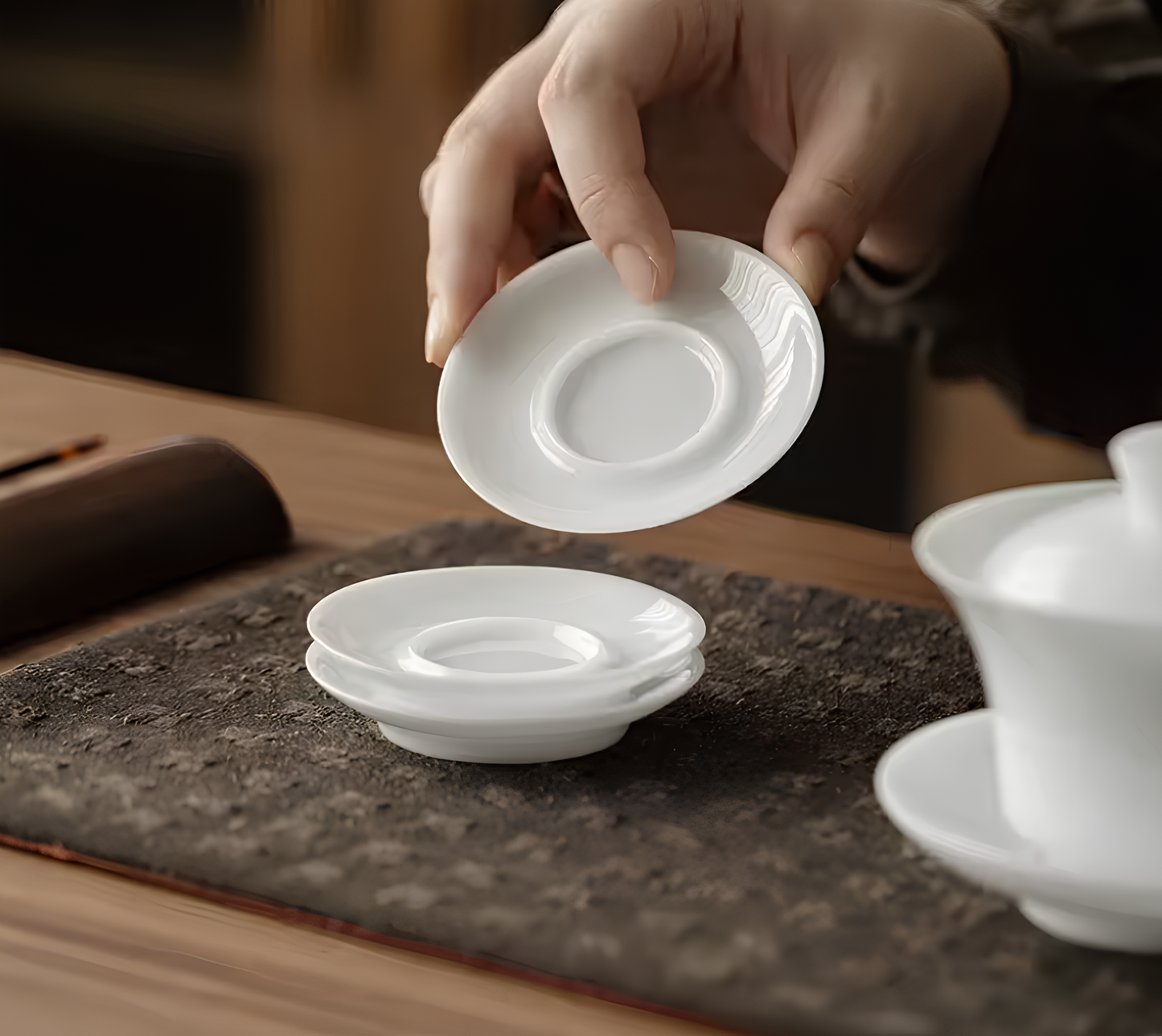 Biała porcelanowa podstawka