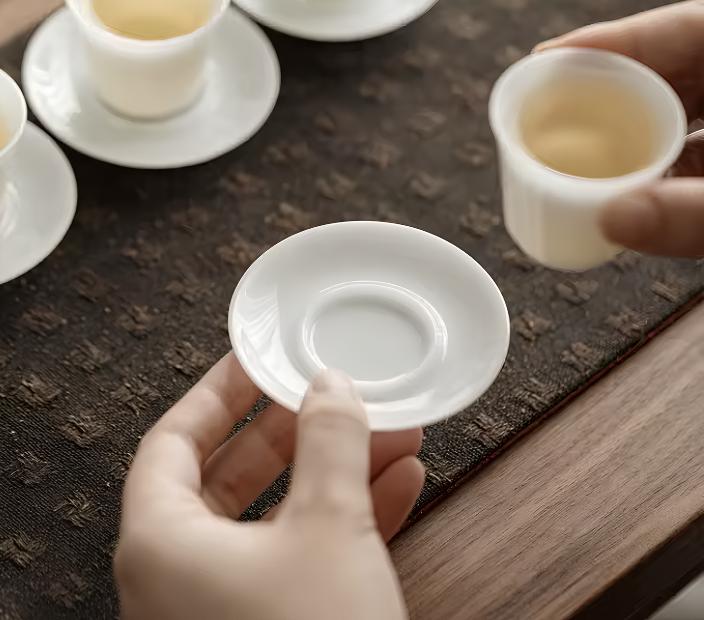 Biała porcelanowa podstawka