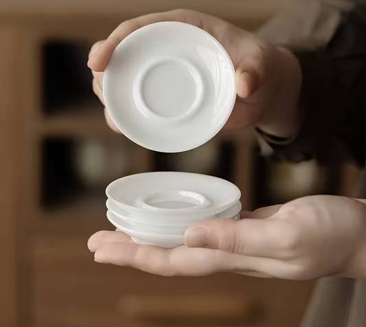 Biała porcelanowa podstawka