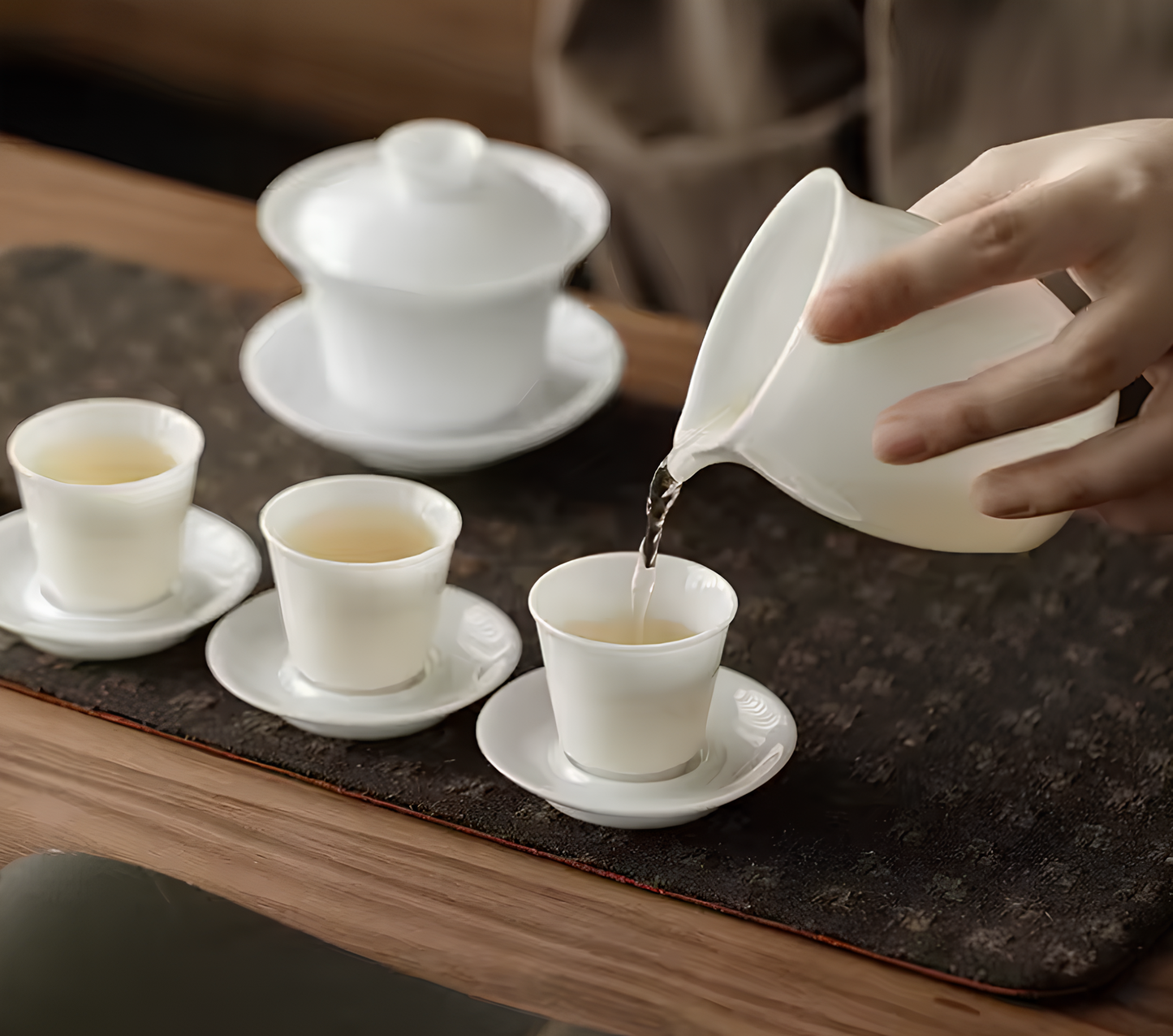 Biała porcelanowa podstawka