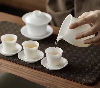 Biała porcelanowa podstawka