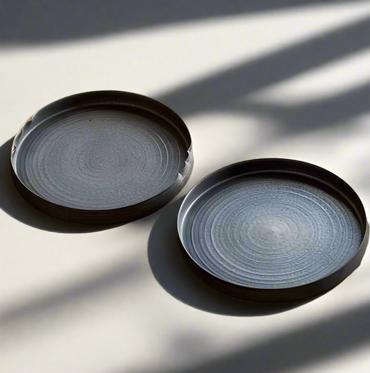 Okrągły ceramiczny podstawek z żelazistą glazurą