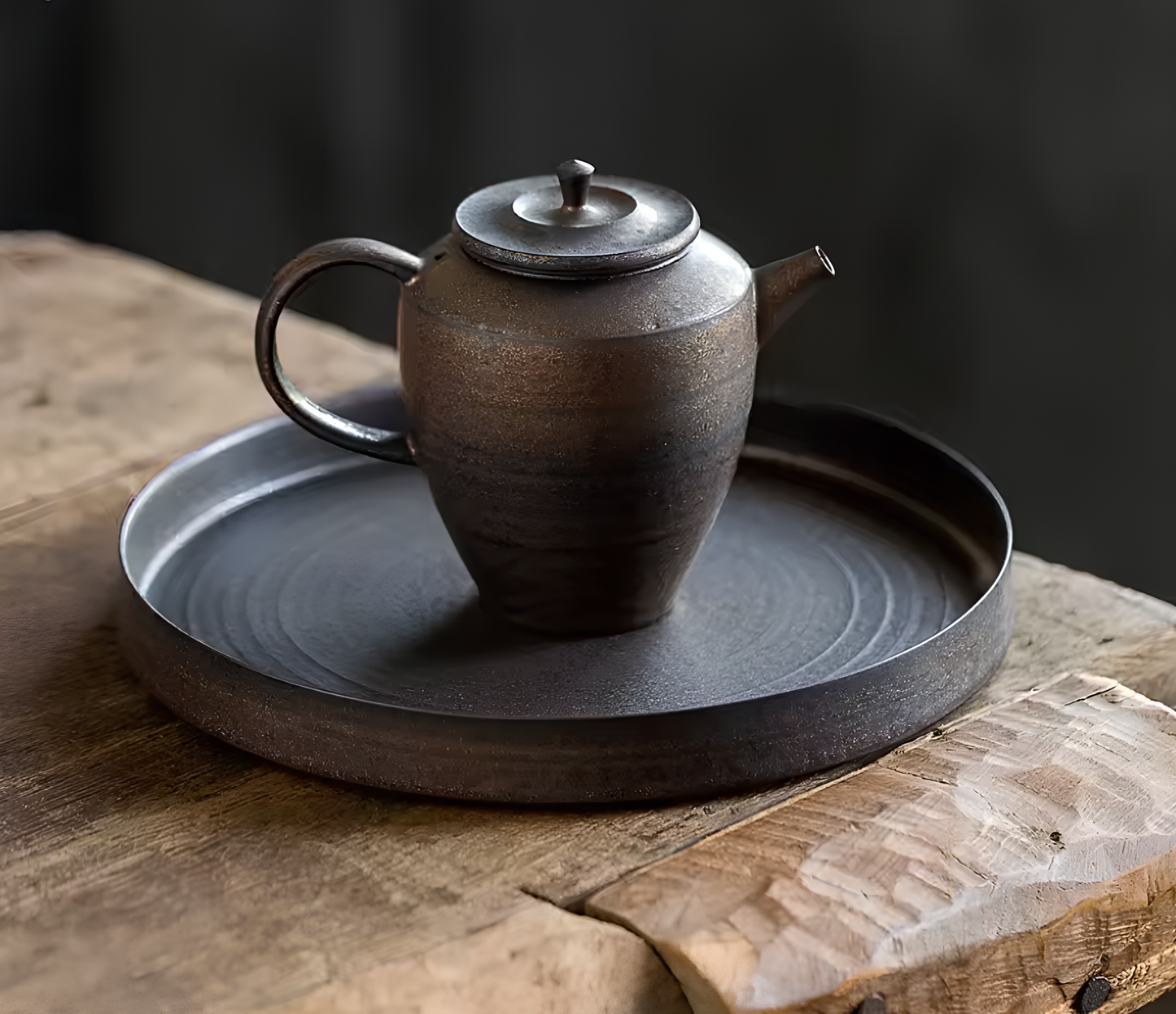 Okrągły ceramiczny podstawek z żelazistą glazurą