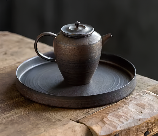 Okrągły ceramiczny podstawek z żelazistą glazurą