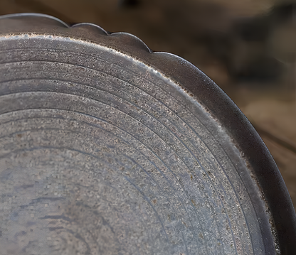 Okrągły ceramiczny podstawek z żelazistą glazurą